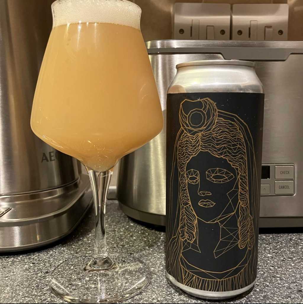 Mortalis Brewing Company – Persephone
ABV: 8,0 % | Stil: Imperial / Double New England IPA | Untappd: 4,28

En aromatisk og frugtdrevet DIPA fra Mortalis, hvor moderne humler skaber en intens, juicy profil med masser af tropiske nuancer og blød mundfølelse. Øllen er brygget med Citra, Mosaic og Motueka.
