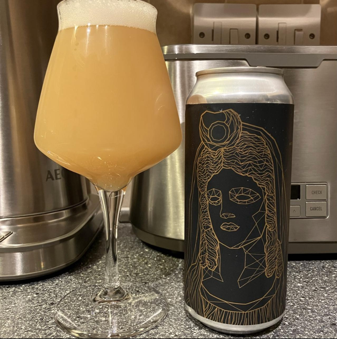 Mortalis Brewing Company – Persephone
ABV: 8,0 % | Stil: Imperial / Double New England IPA | Untappd: 4,28

En aromatisk og frugtdrevet DIPA fra Mortalis, hvor moderne humler skaber en intens, juicy profil med masser af tropiske nuancer og blød mundfølelse. Øllen er brygget med Citra, Mosaic og Motueka.