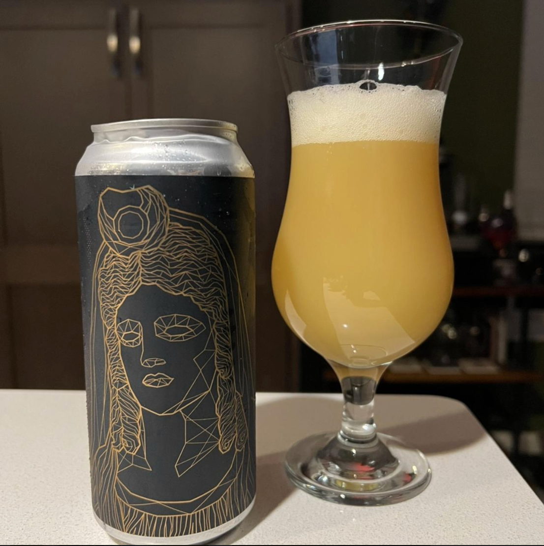 Mortalis Brewing Company – Persephone
ABV: 8,0 % | Stil: Imperial / Double New England IPA | Untappd: 4,28

En aromatisk og frugtdrevet DIPA fra Mortalis, hvor moderne humler skaber en intens, juicy profil med masser af tropiske nuancer og blød mundfølelse. Øllen er brygget med Citra, Mosaic og Motueka.