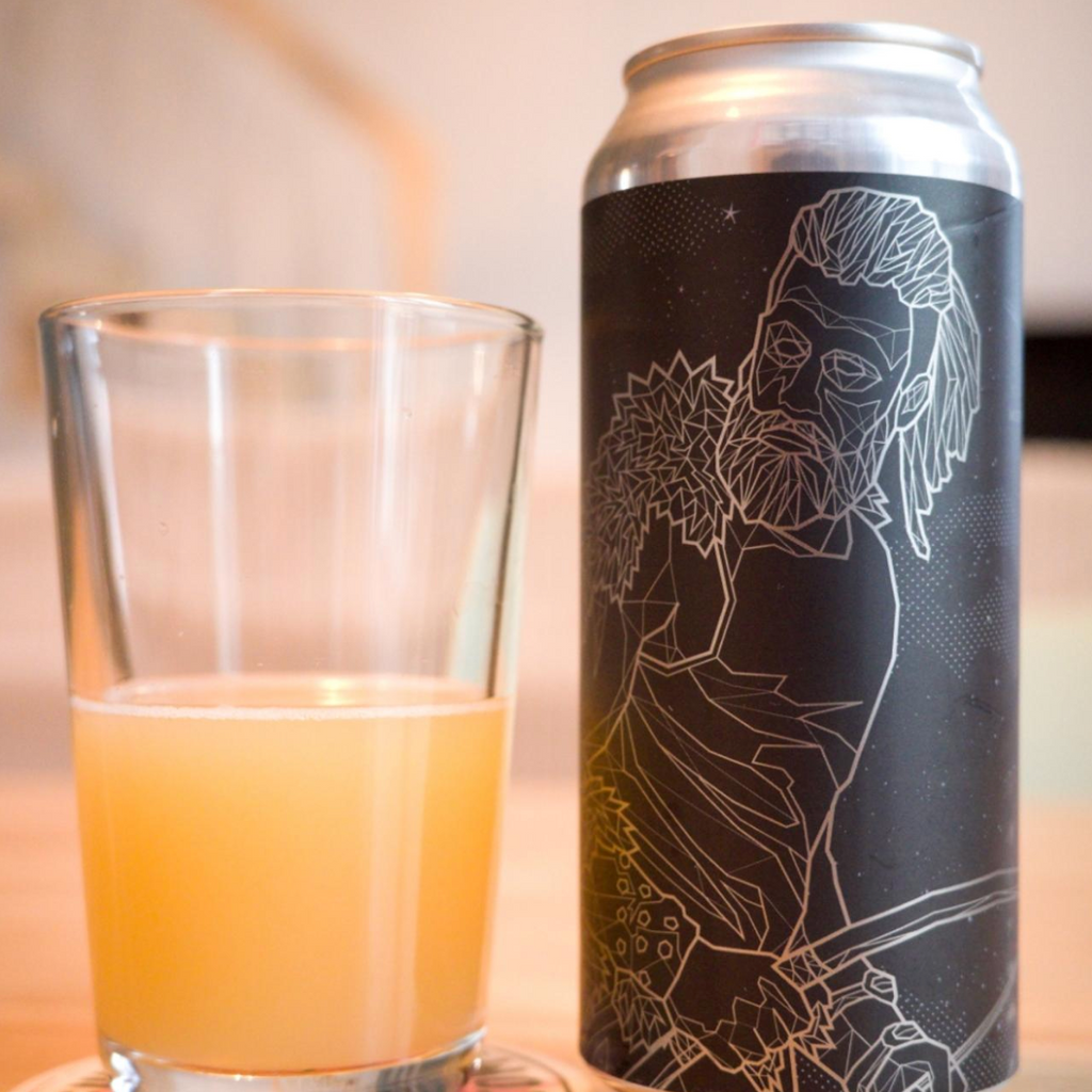 Mortalis Brewing Company – Vali

ABV: 8,0 % | Stil: Imperial / Double New England IPA | Untappd: 4,36

En saftig og aromatisk hazy DIPA fra Mortalis Brewing Company, hvor fokus er på en klassisk, men ekstremt veludført humleprofil. Øllen er brygget med Citra, Peacharine og Mosaic, som tilsammen giver en kompleks og frugtdrevet oplevelse