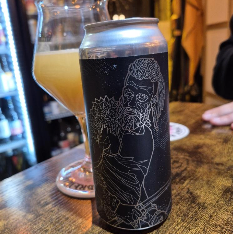 Mortalis Brewing Company – Vali

ABV: 8,0 % | Stil: Imperial / Double New England IPA | Untappd: 4,36

En saftig og aromatisk hazy DIPA fra Mortalis Brewing Company, hvor fokus er på en klassisk, men ekstremt veludført humleprofil. Øllen er brygget med Citra, Peacharine og Mosaic, som tilsammen giver en kompleks og frugtdrevet oplevelse