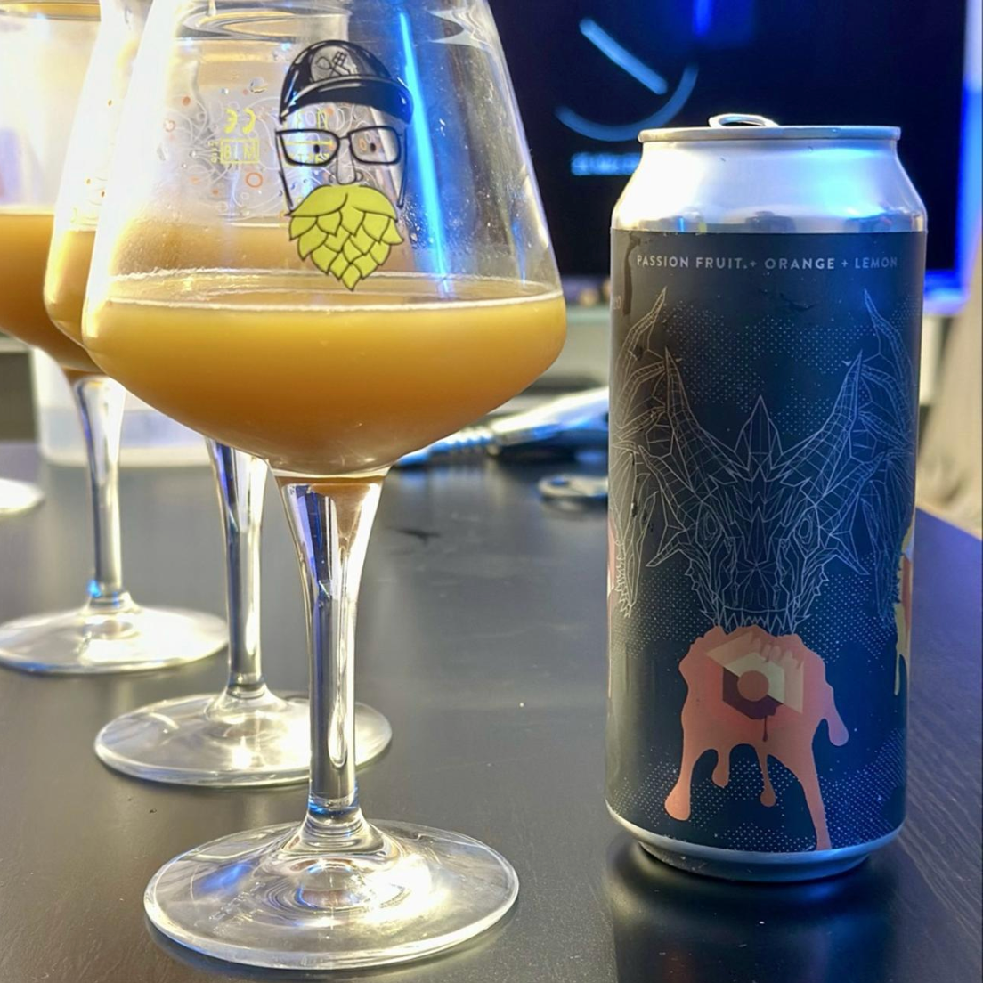 Mortalis Brewing Company x Dewey Beer Co. – Hydra | Secret Machine

ABV: 7,0 % | Stil: Smoothie / Pastry Sour | Untappd: 4,31

En klassisk Hydra smoothie sour fra Mortalis Brewing Company, brygget som et collab med Dewey Beer Co. Øllen er inspireret af sorbet og bygget op omkring en intens frugtprofil med passionsfrugt, appelsin og citron
