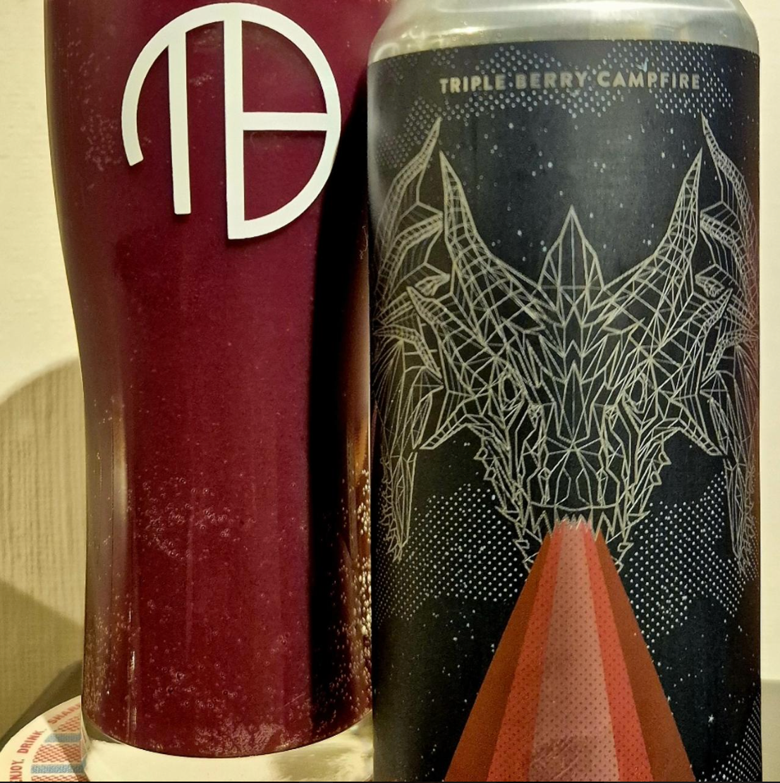 Mortalis Brewing Company x Evil Twin NYC – Even More Hydra
ABV: 7,0 % | Stil: Smoothie / Pastry Sour | Untappd: 4,39

En massiv frugt-sour brygget i samarbejde mellem Mortalis og Evil Twin NYC. Øllen er en del af Hydra-serien og er fyldt med bær, marshmallow og cacao nibs, som giver en tyk, dessertagtig smoothie-profil med både sødme og syrlig friskhed.