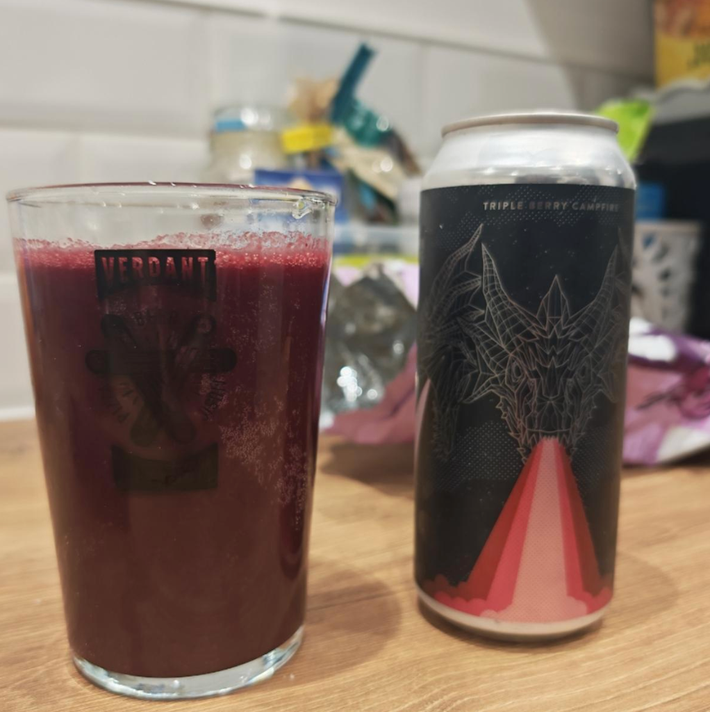 Mortalis Brewing Company x Evil Twin NYC – Even More Hydra
ABV: 7,0 % | Stil: Smoothie / Pastry Sour | Untappd: 4,39

En massiv frugt-sour brygget i samarbejde mellem Mortalis og Evil Twin NYC. Øllen er en del af Hydra-serien og er fyldt med bær, marshmallow og cacao nibs, som giver en tyk, dessertagtig smoothie-profil med både sødme og syrlig friskhed.