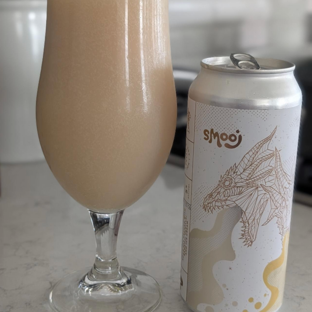 Mortalis Brewing Company x Smooj – DemiSmooj

ABV: 5,0 % | Stil: Fruited Sour / Smoothie Sour | Untappd: 4,23

En lidt anderledes og mere “let” version i Mortalis’ smoothie-univers, brygget som et collab med Smooj. DemiSmooj er inspireret af bananas foster dessert og kombinerer banan og laktosefri is-base i en lavere alkohol og mere letdrikkelig udgave af Hydra-serien