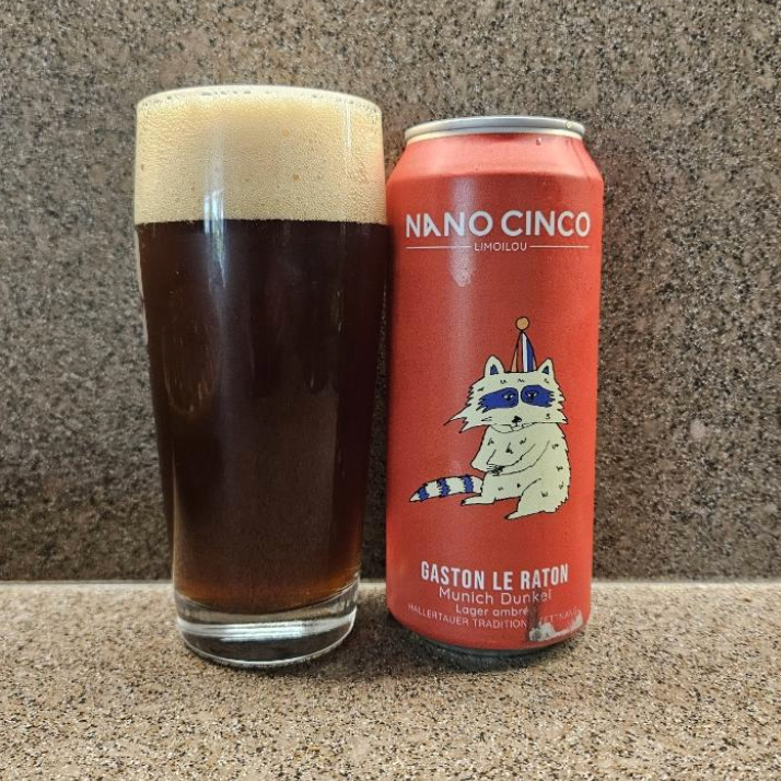 Nano Cinco – Gaston Le Raton

ABV: 5,0 % | Stil: Munich Dunkel / Lager | Untappd: 3,96

En klassisk Munich Dunkel-lager fra canadiske Nano Cinco. Øllen er brygget som en mørk amber lager med tyske humlesorter Hallertau Tradition og Tettnang, hvilket giver en klassisk maltfokuseret profil med høj drikbarhed.