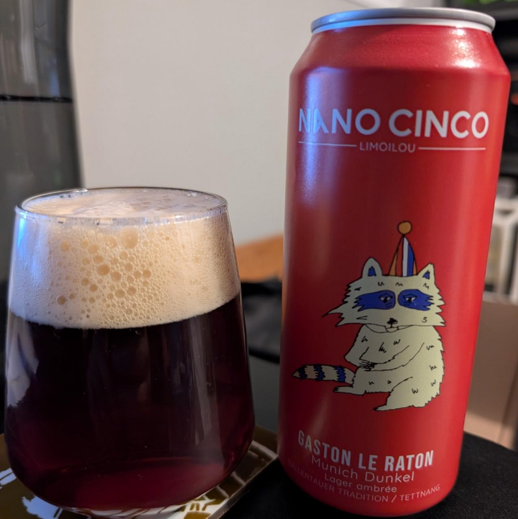 Nano Cinco – Gaston Le Raton

ABV: 5,0 % | Stil: Munich Dunkel / Lager | Untappd: 3,96

En klassisk Munich Dunkel-lager fra canadiske Nano Cinco. Øllen er brygget som en mørk amber lager med tyske humlesorter Hallertau Tradition og Tettnang, hvilket giver en klassisk maltfokuseret profil med høj drikbarhed.