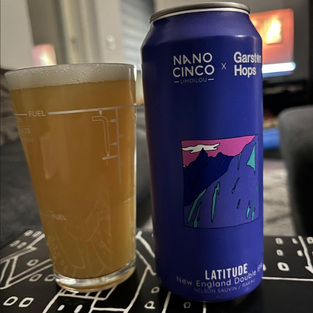 Nano Cinco – Latitude

ABV: 8,0 % | Stil: Imperial / Double New England IPA | Untappd: 4,19

En aromatisk og silkeblød Double NEIPA fra canadiske Nano Cinco. Øllen er brygget med new zealand-humlerne Nelson Sauvin og Rakau fra Garston Hops, som giver en frugtdrevet og let vinøs humleprofil.