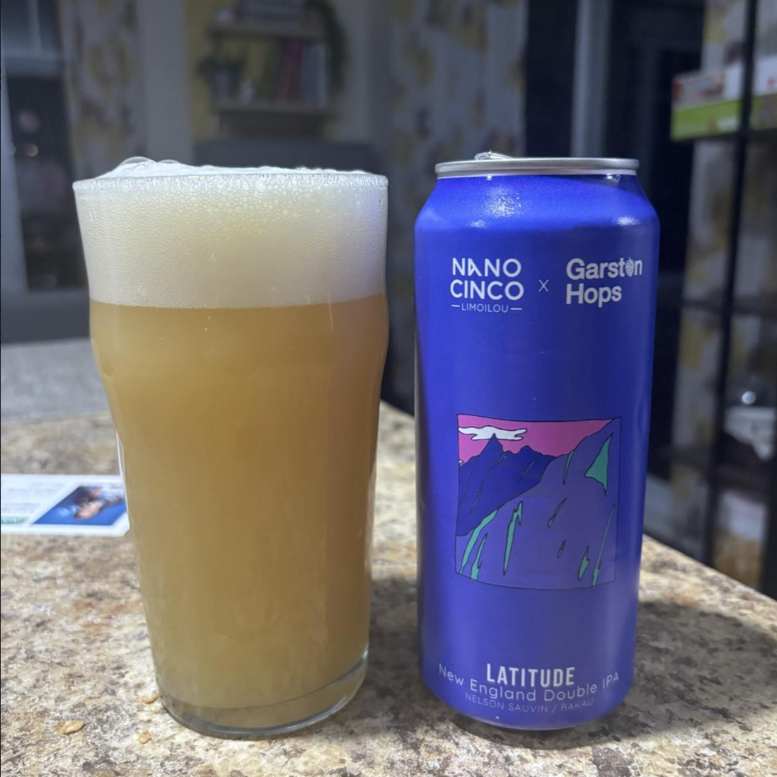 Nano Cinco – Latitude

ABV: 8,0 % | Stil: Imperial / Double New England IPA | Untappd: 4,19

En aromatisk og silkeblød Double NEIPA fra canadiske Nano Cinco. Øllen er brygget med new zealand-humlerne Nelson Sauvin og Rakau fra Garston Hops, som giver en frugtdrevet og let vinøs humleprofil.