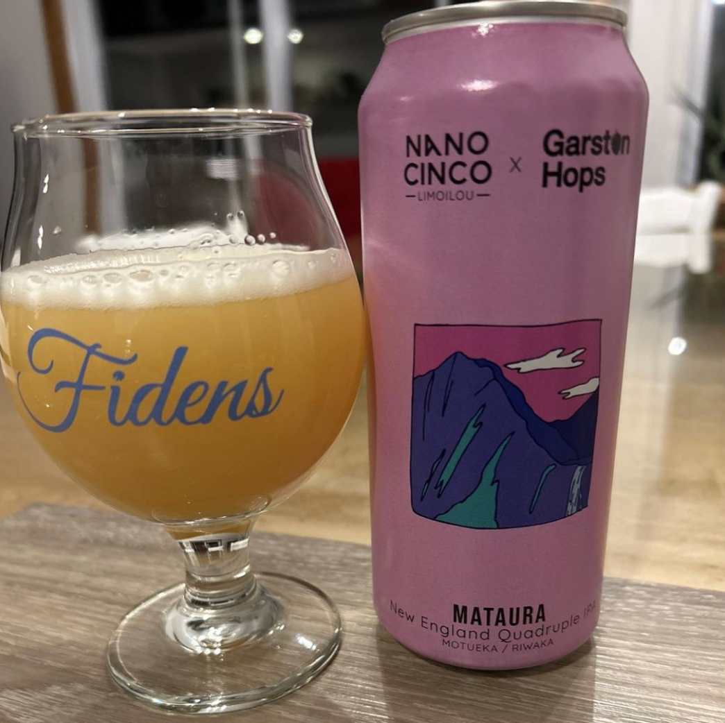 Nano Cinco – Mataura

ABV: 11,0 % | Stil: Quadruple New England IPA | Untappd: 4,26

En massiv Quadruple NEIPA fra canadiske Nano Cinco. Øllen er brygget med new zealand-humlerne Riwaka og Motueka fra Garston Hops, som giver en ekstremt aromatisk og frugtdrevet humleprofil.