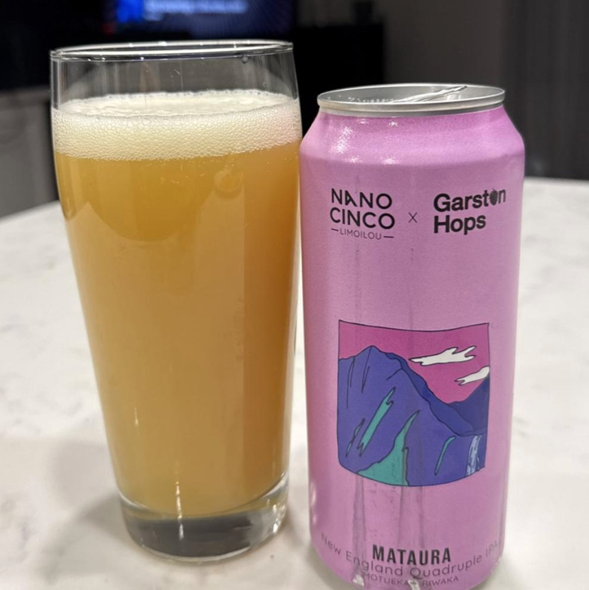Nano Cinco – Mataura

ABV: 11,0 % | Stil: Quadruple New England IPA | Untappd: 4,26

En massiv Quadruple NEIPA fra canadiske Nano Cinco. Øllen er brygget med new zealand-humlerne Riwaka og Motueka fra Garston Hops, som giver en ekstremt aromatisk og frugtdrevet humleprofil.