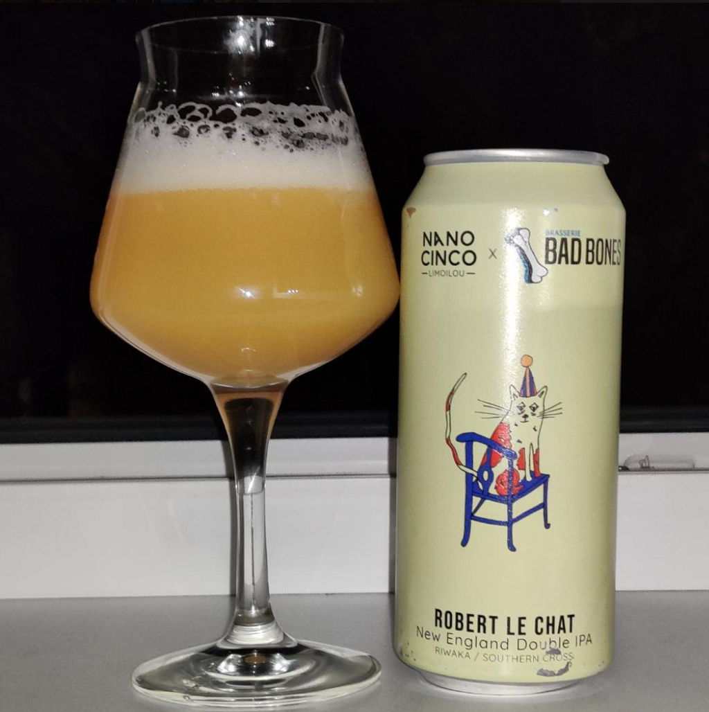 Nano Cinco x Bad Bones – Robert Le Chat

ABV: 8,5 % | Stil: Imperial / Double New England IPA | Untappd: 4,26

En aromatisk og silkeblød hazy DIPA brygget i samarbejde mellem Nano Cinco og Bad Bones. Øllen er humlet med Southern Cross og Riwaka (T90 og SubZero Hop Kief) fra New Zealand, hvilket giver en intens citrusprofil og en meget aromatisk humlekarakter.