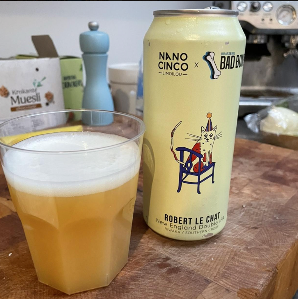 Nano Cinco x Bad Bones – Robert Le Chat

ABV: 8,5 % | Stil: Imperial / Double New England IPA | Untappd: 4,26

En aromatisk og silkeblød hazy DIPA brygget i samarbejde mellem Nano Cinco og Bad Bones. Øllen er humlet med Southern Cross og Riwaka (T90 og SubZero Hop Kief) fra New Zealand, hvilket giver en intens citrusprofil og en meget aromatisk humlekarakter.