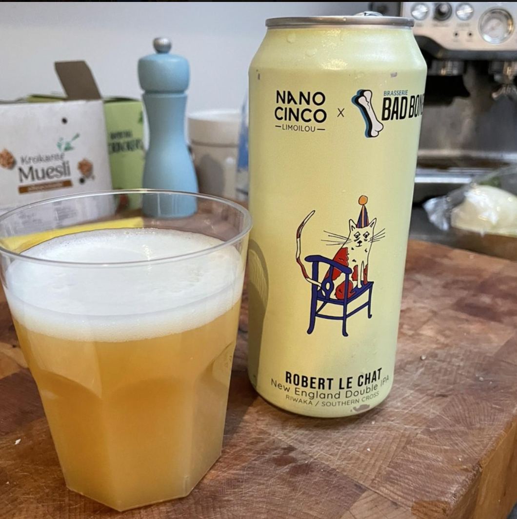 Nano Cinco x Bad Bones – Robert Le Chat

ABV: 8,5 % | Stil: Imperial / Double New England IPA | Untappd: 4,26

En aromatisk og silkeblød hazy DIPA brygget i samarbejde mellem Nano Cinco og Bad Bones. Øllen er humlet med Southern Cross og Riwaka (T90 og SubZero Hop Kief) fra New Zealand, hvilket giver en intens citrusprofil og en meget aromatisk humlekarakter.