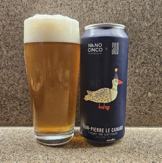 Nano Cinco x Brasserie Silo – Jean-Pierre Le Canard

ABV: 4,8 % | Stil: Lager (Buckwheat Lager) | Untappd: 3,95

En frisk og letdrikkelig lager brygget i samarbejde mellem Nano Cinco og Brasserie Silo. Øllen er brygget med boghvede og humlet med Willamette, hvilket giver en anderledes lager med både klassisk renhed og lidt ekstra karakter.