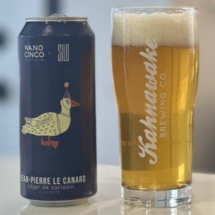 Nano Cinco x Brasserie Silo – Jean-Pierre Le Canard

ABV: 4,8 % | Stil: Lager (Buckwheat Lager) | Untappd: 3,95

En frisk og letdrikkelig lager brygget i samarbejde mellem Nano Cinco og Brasserie Silo. Øllen er brygget med boghvede og humlet med Willamette, hvilket giver en anderledes lager med både klassisk renhed og lidt ekstra karakter.