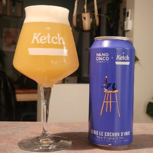 Nano Cinco x Le Ketch – Denis Le Cochon D’inde

ABV: 6,8 % | Stil: New England / Hazy IPA | Untappd: 4,18

En saftig og aromatisk hazy IPA brygget i samarbejde mellem Nano Cinco og Le Ketch. Øllen er brygget med canadisk honning og en trio af new zealand-humler fra Freestyle Hops: Peacharine, Nectaron og Motueka, som giver en eksplosiv frugtprofil.