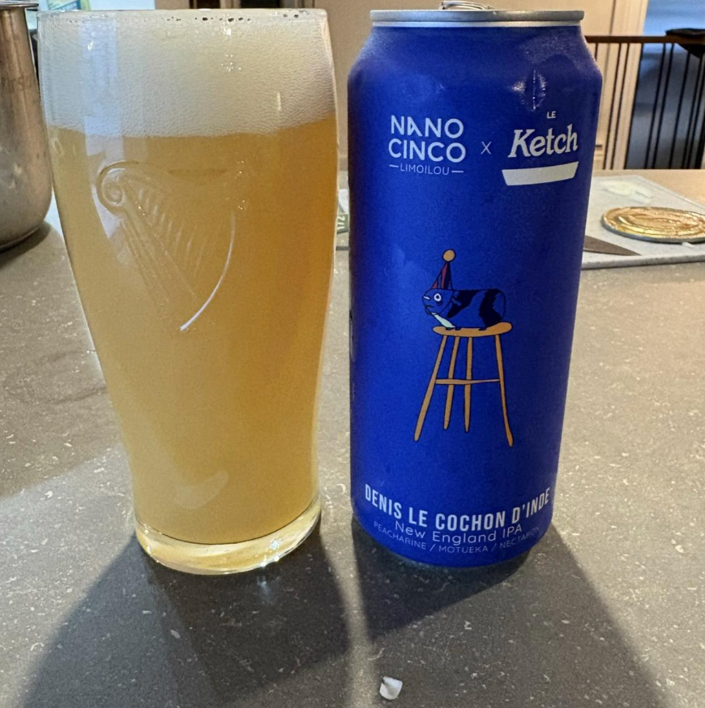 Nano Cinco x Le Ketch – Denis Le Cochon D’inde

ABV: 6,8 % | Stil: New England / Hazy IPA | Untappd: 4,18

En saftig og aromatisk hazy IPA brygget i samarbejde mellem Nano Cinco og Le Ketch. Øllen er brygget med canadisk honning og en trio af new zealand-humler fra Freestyle Hops: Peacharine, Nectaron og Motueka, som giver en eksplosiv frugtprofil.