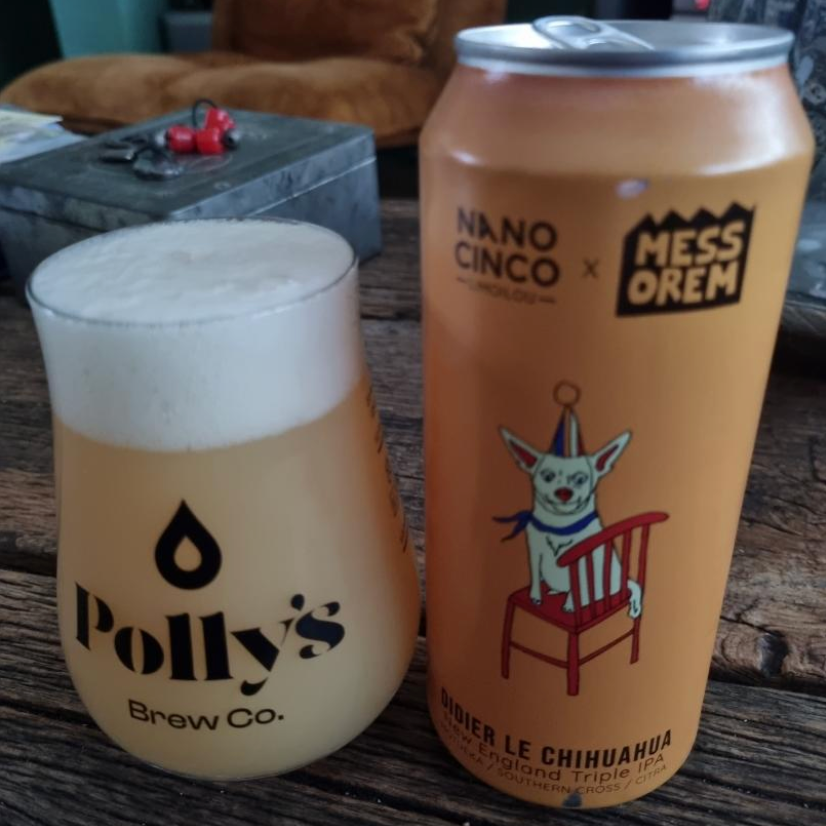 Nano Cinco x Messorem – Didier Le Chihuaha
ABV: 9,6 % | Stil: Triple New England / Hazy IPA | Untappd: 4,29

En massiv og aromatisk Triple Hazy IPA brygget i samarbejde mellem Nano Cinco og Messorem. Øllen er humlet med Motueka (T90 og SubZero Hop Kief), Southern Cross og Citra, hvilket giver en intens og frugtdrevet profil med tydelig citrus og tropiske nuancer.