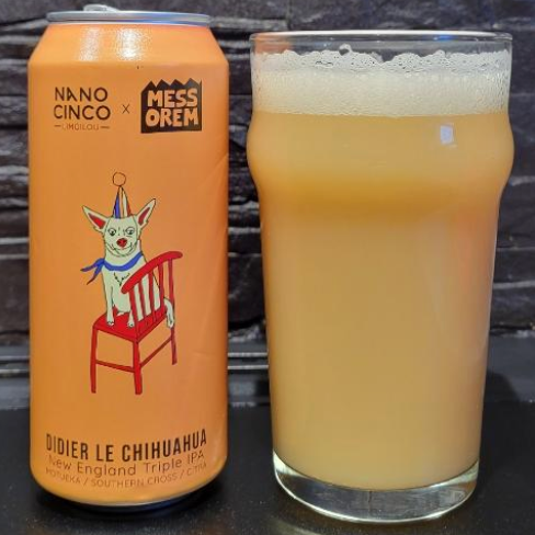 Nano Cinco x Messorem – Didier Le Chihuaha
ABV: 9,6 % | Stil: Triple New England / Hazy IPA | Untappd: 4,29

En massiv og aromatisk Triple Hazy IPA brygget i samarbejde mellem Nano Cinco og Messorem. Øllen er humlet med Motueka (T90 og SubZero Hop Kief), Southern Cross og Citra, hvilket giver en intens og frugtdrevet profil med tydelig citrus og tropiske nuancer.