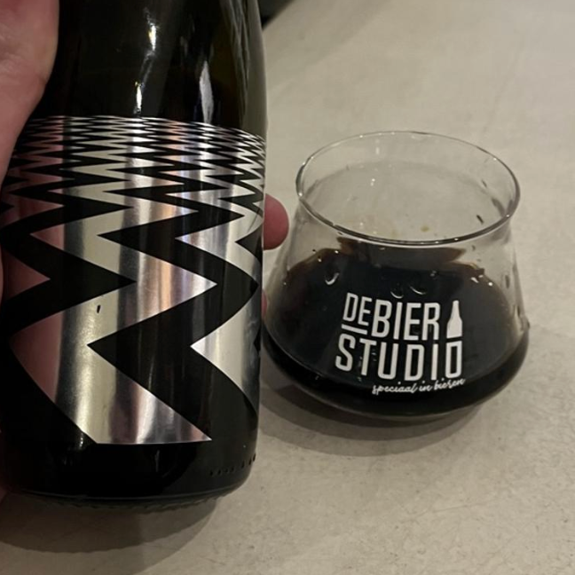 Omnipollo – Back In Style
ABV: 13,7 % | Stil: Barrel-Aged Imperial Stout | Untappd: New Beer

En stor og dekadent barrel-aged imperial stout fra Omnipollo, hvor lang fadlagring og rige, dessertlignende elementer samler sig i en kompleks og varm oplevelse.