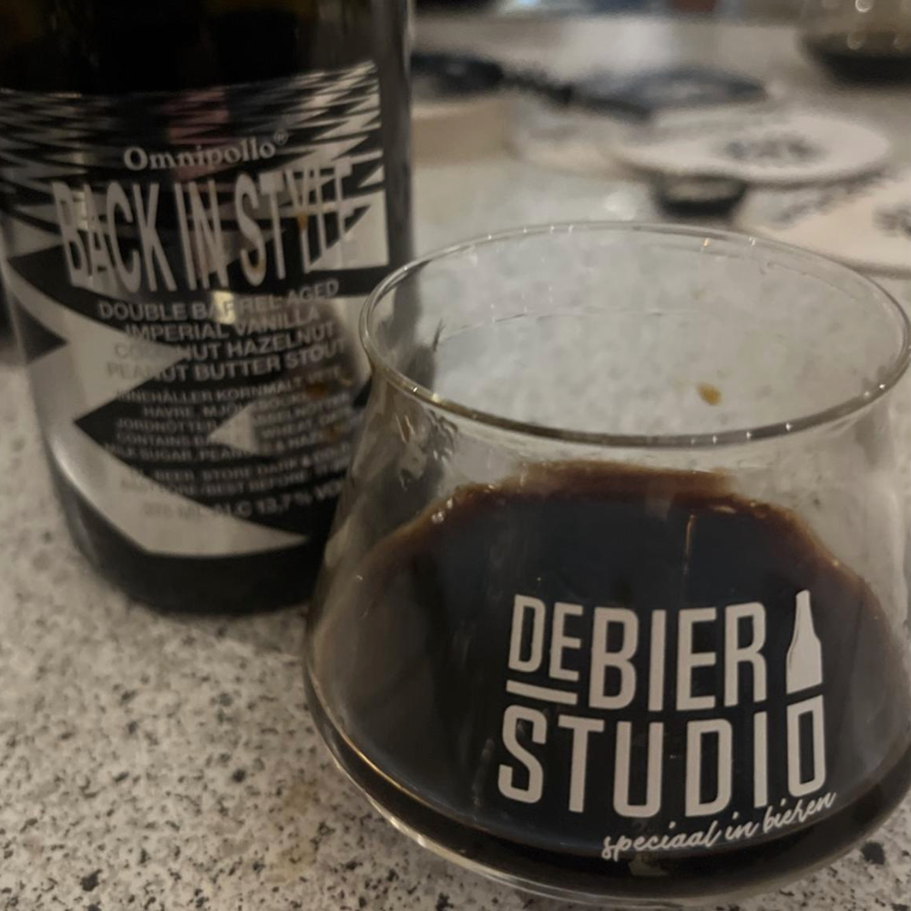Omnipollo – Back In Style
ABV: 13,7 % | Stil: Barrel-Aged Imperial Stout | Untappd: New Beer

En stor og dekadent barrel-aged imperial stout fra Omnipollo, hvor lang fadlagring og rige, dessertlignende elementer samler sig i en kompleks og varm oplevelse.