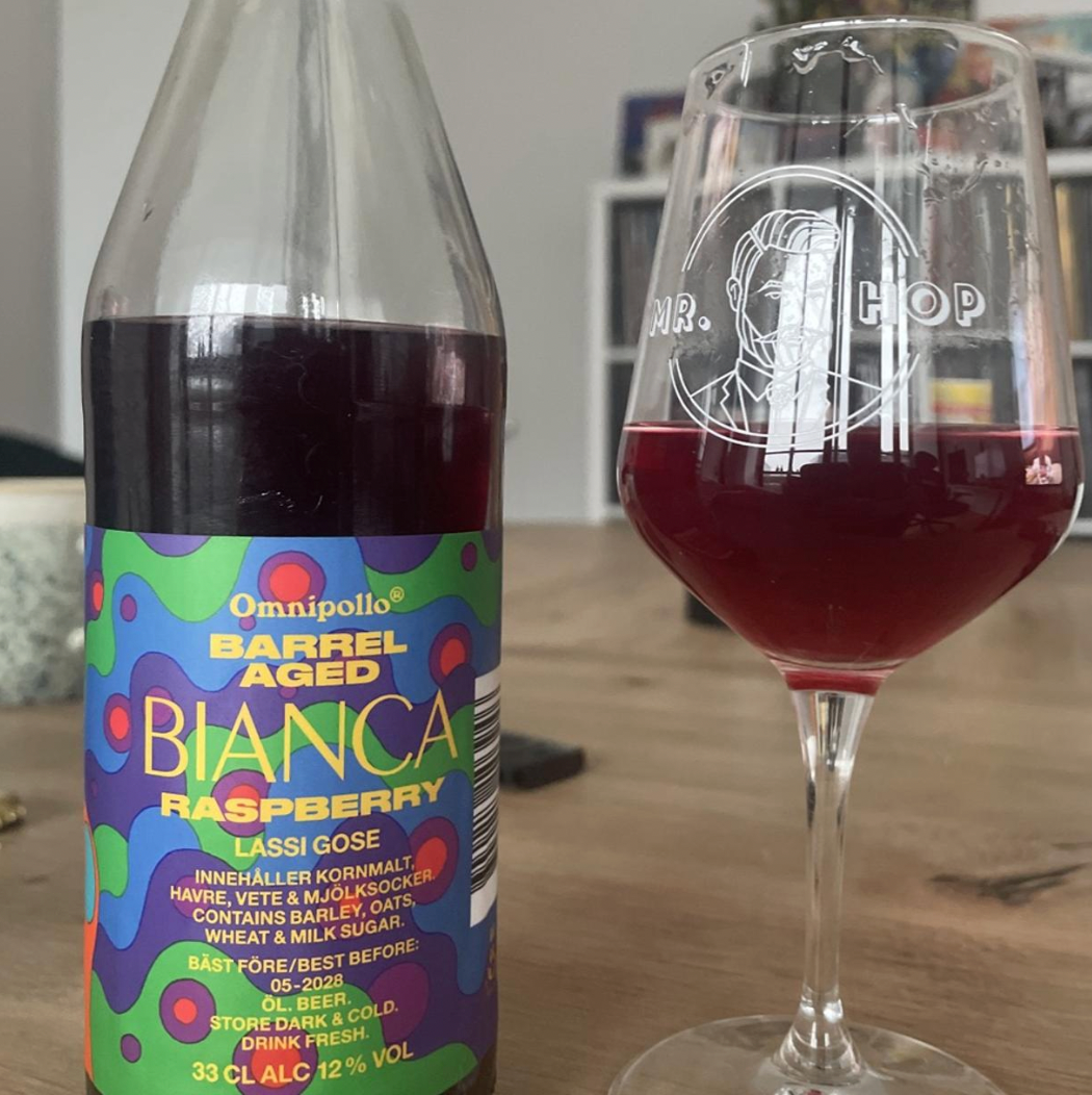 Omnipollo – Barrel Aged Bianca Raspberry
ABV: 12,0 % | Stil: Barrel-aged lassi gose | Untappd: 4,42

En intens og kompleks barrel-aged udgave af Bianca-serien, hvor kraftig frugt, syrlighed og fad smelter sammen i et dybt og markant udtryk.