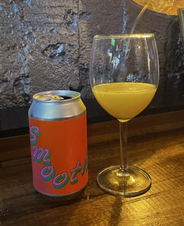 Omnipollo – Mango Smoothie Sour
ABV: 6,0 % | Untappd: New Beer

Omnipollo Mango Smoothie Sour er en frugt-tung sour med en intens tropisk mango-karakter og en cremet, smoothie-agtig struktur.