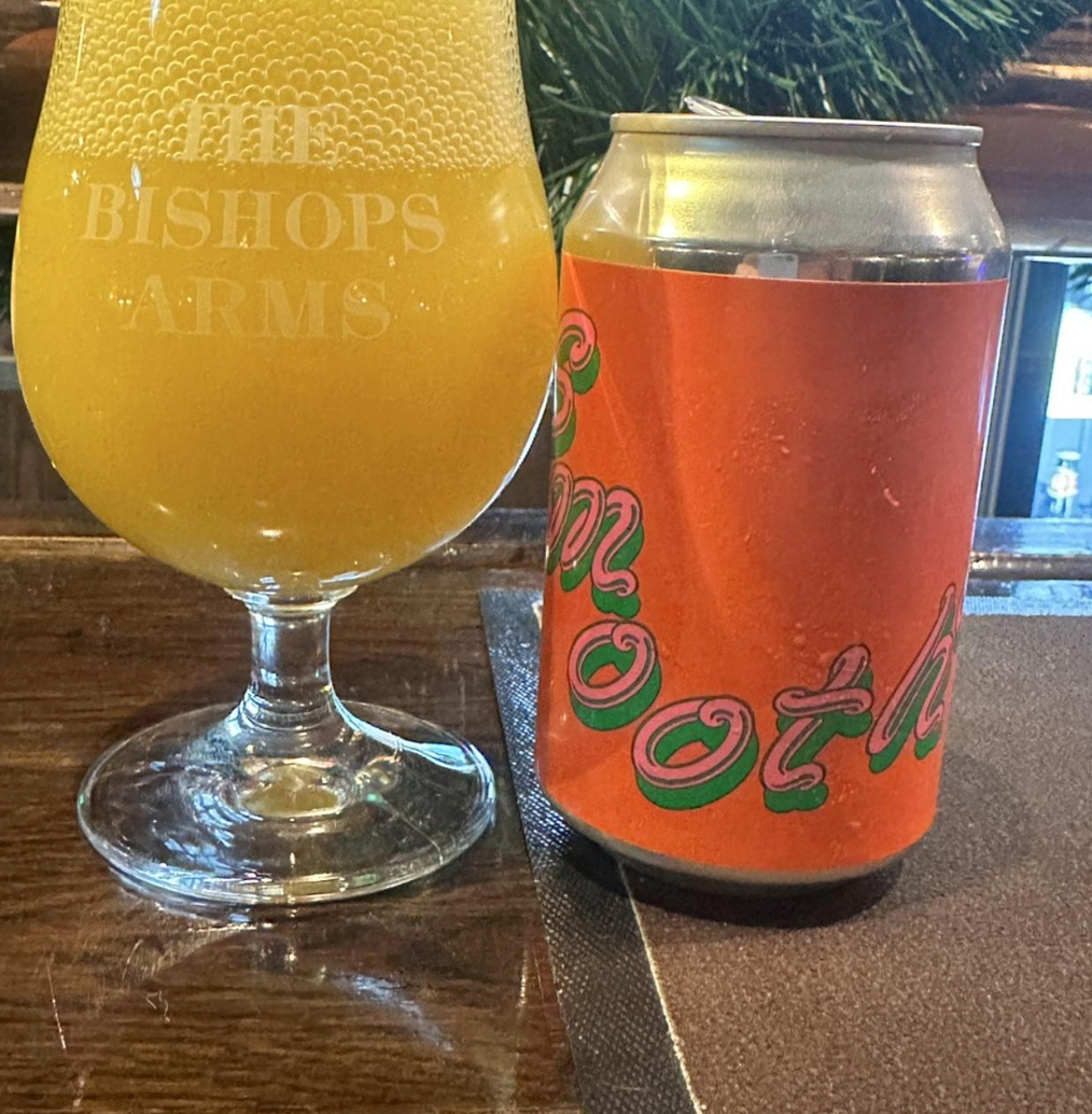 Omnipollo – Mango Smoothie Sour
ABV: 6,0 % | Untappd: New Beer

Omnipollo Mango Smoothie Sour er en frugt-tung sour med en intens tropisk mango-karakter og en cremet, smoothie-agtig struktur.