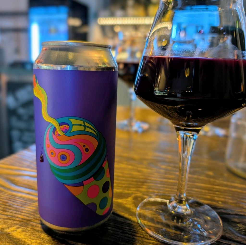 Omnipollo x 450 North – Bianca Slushy XXL
ABV: 6,0 % | Stil: Sour – Fruited / Smoothie Sour | Untappd: 4,29

Et episk collab mellem Omnipollo og 450 North, hvor to ikoniske frugt-sours fusioneres til en kraftigt frugtrig, tyk og cremet beer-dessert-oplevelse. Øllen trækker på Bianca og Slushy XXL–konceptet, hvilket giver en blanding af intense bær, yoghurt-lignende sødme og levende syre.