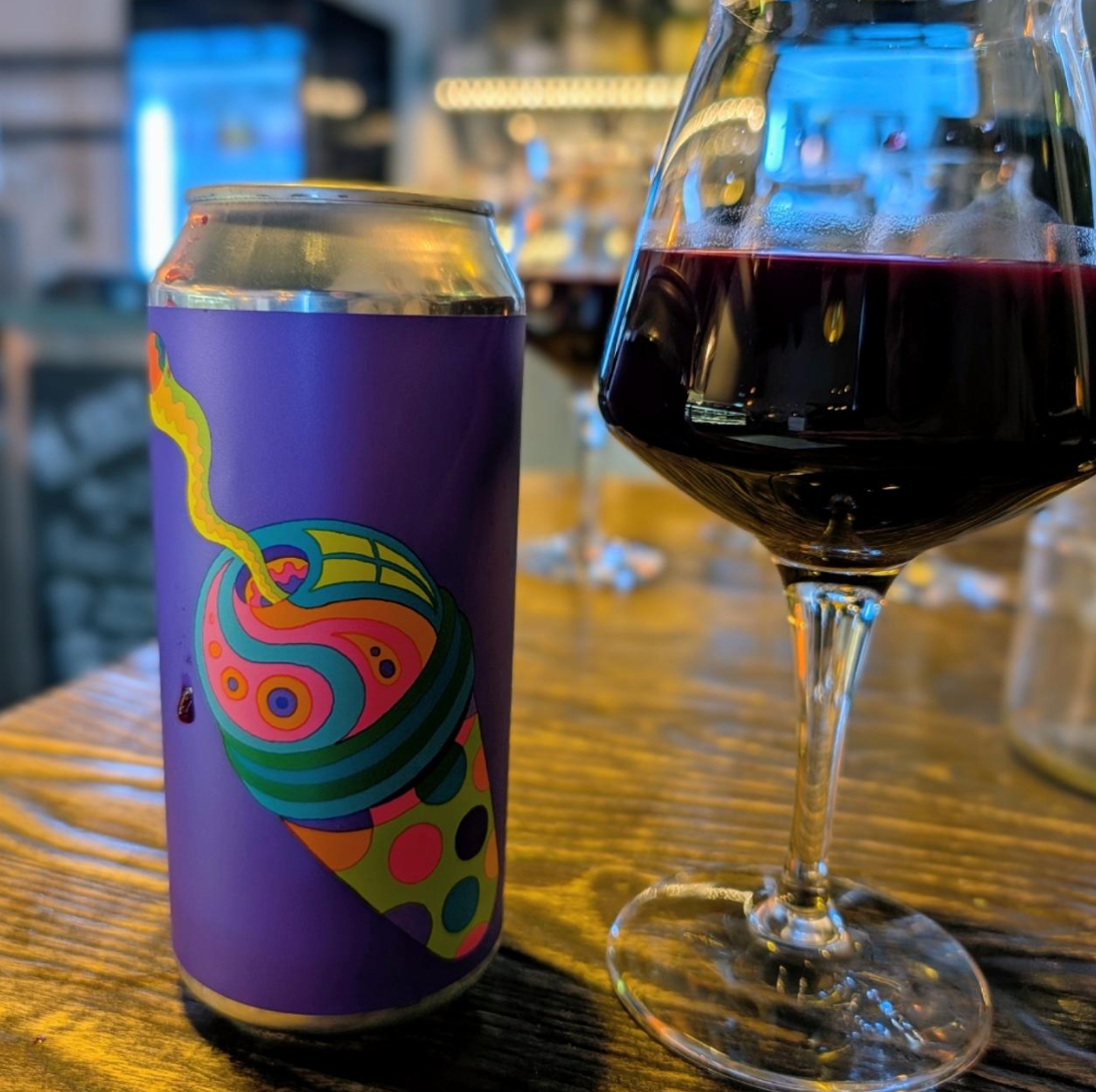 Omnipollo x 450 North – Bianca Slushy XXL
ABV: 6,0 % | Stil: Sour – Fruited / Smoothie Sour | Untappd: 4,29

Et episk collab mellem Omnipollo og 450 North, hvor to ikoniske frugt-sours fusioneres til en kraftigt frugtrig, tyk og cremet beer-dessert-oplevelse. Øllen trækker på Bianca og Slushy XXL–konceptet, hvilket giver en blanding af intense bær, yoghurt-lignende sødme og levende syre.