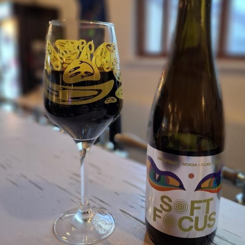 Omnipollo x CLAG Brewing Company x Moksa Brewing Co x GOAL Brewing – Soft Focus
ABV: 12,5 % | Stil: Imperial Stout | Untappd: 4,58

Et stort og luksuriøst collab mellem fire bryggerier, hvor Omnipollo går sammen med CLAG, Moksa og GOAL om en dekadent imperial stout med fadlagring og rige smagslag.