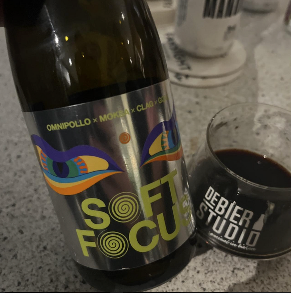 Omnipollo x CLAG Brewing Company x Moksa Brewing Co x GOAL Brewing – Soft Focus
ABV: 12,5 % | Stil: Imperial Stout | Untappd: 4,58

Et stort og luksuriøst collab mellem fire bryggerier, hvor Omnipollo går sammen med CLAG, Moksa og GOAL om en dekadent imperial stout med fadlagring og rige smagslag.