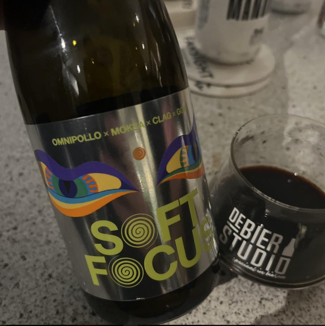 Omnipollo x CLAG Brewing Company x Moksa Brewing Co x GOAL Brewing – Soft Focus
ABV: 12,5 % | Stil: Imperial Stout | Untappd: 4,58

Et stort og luksuriøst collab mellem fire bryggerier, hvor Omnipollo går sammen med CLAG, Moksa og GOAL om en dekadent imperial stout med fadlagring og rige smagslag.