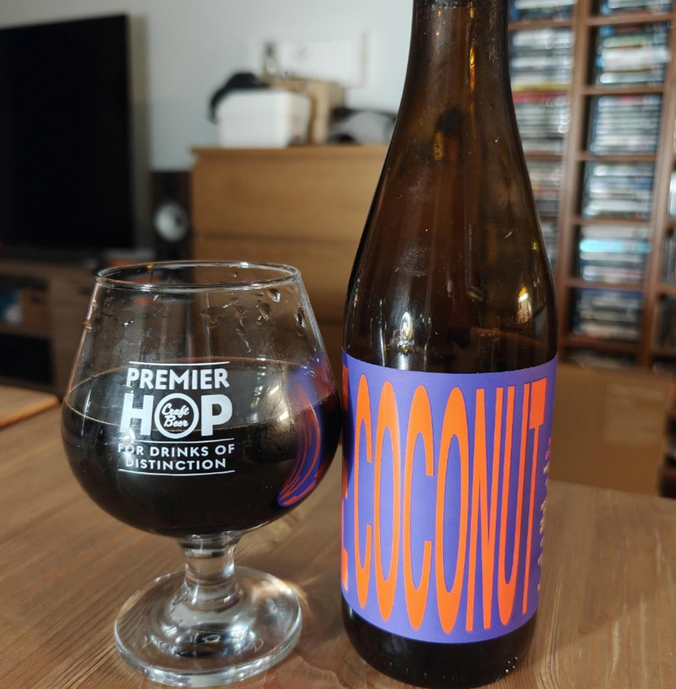Omnipollo x Moksa – All the Coconut
ABV: 13,5 % | Untappd: 4,31

All the Coconut er en stor, intens og dessertagtig imperial stout med kokos som hovedkarakter.
