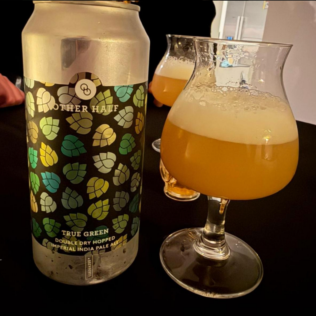 Other Half Brewing Co – True Green
ABV: 7,9 % | Stil: Double New England / Hazy IPA | Untappd: 4,23

En saftig og aromatisk Double NEIPA fra Other Half, hvor frugtrige humletoner og blød mundfølelse er i fokus, og hvor tropiske nuancer og frisk balance går hånd i hånd for en lækker, frugtdrevet IPA.