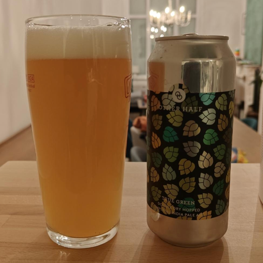 Other Half Brewing Co – True Green
ABV: 7,9 % | Stil: Double New England / Hazy IPA | Untappd: 4,23

En saftig og aromatisk Double NEIPA fra Other Half, hvor frugtrige humletoner og blød mundfølelse er i fokus, og hvor tropiske nuancer og frisk balance går hånd i hånd for en lækker, frugtdrevet IPA.