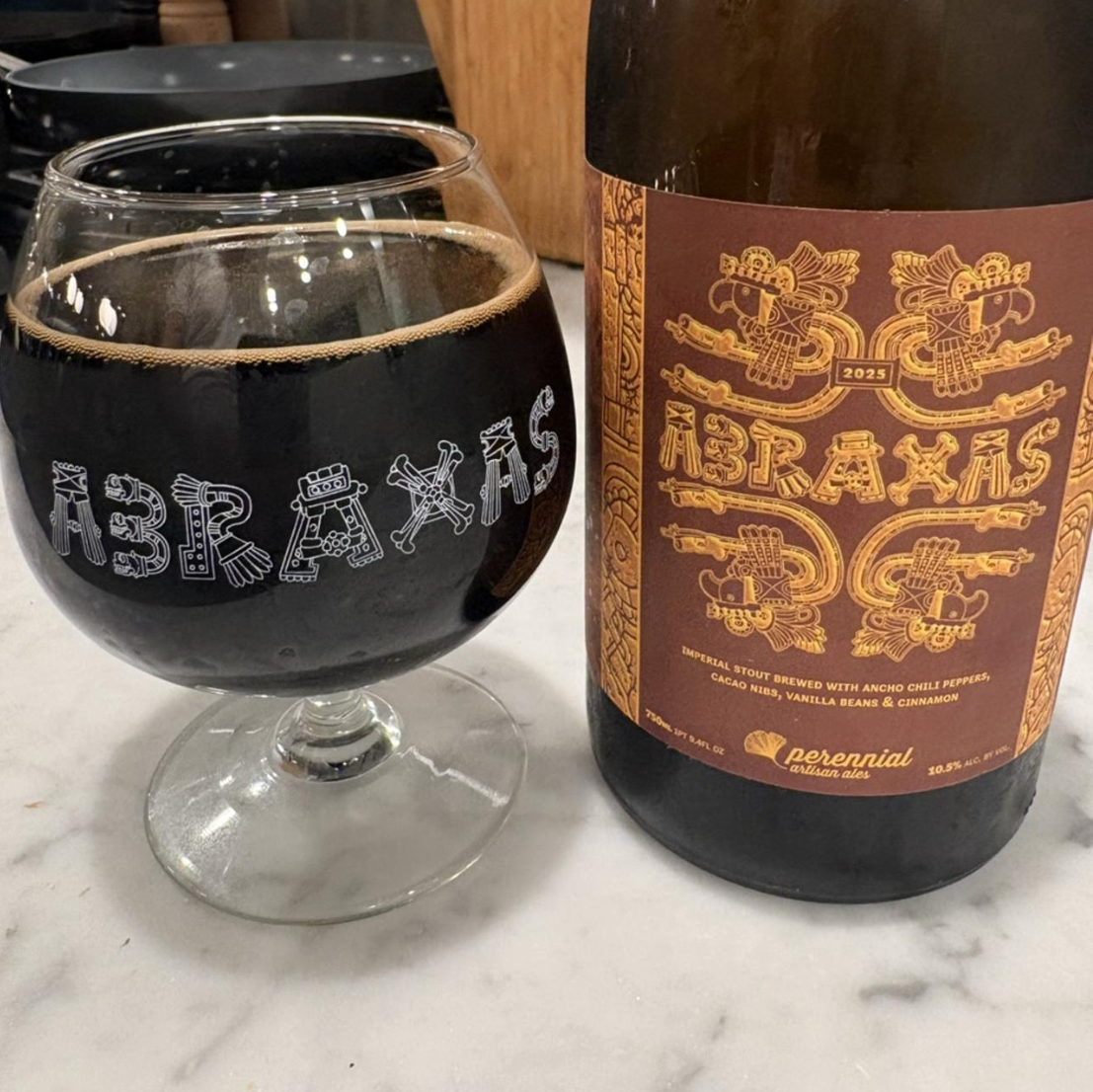 Perennial Artisan Ales – Abraxas (2025)
ABV: 10,5 % | Stil: Imperial Stout | Untappd: 4,26

En frisk årgang af den klassiske Abraxas fra Perennial Artisan Ales – en stor, mørk imperial stout, hvor dyb malt, ristede toner og krydret kompleksitet står i fokus.