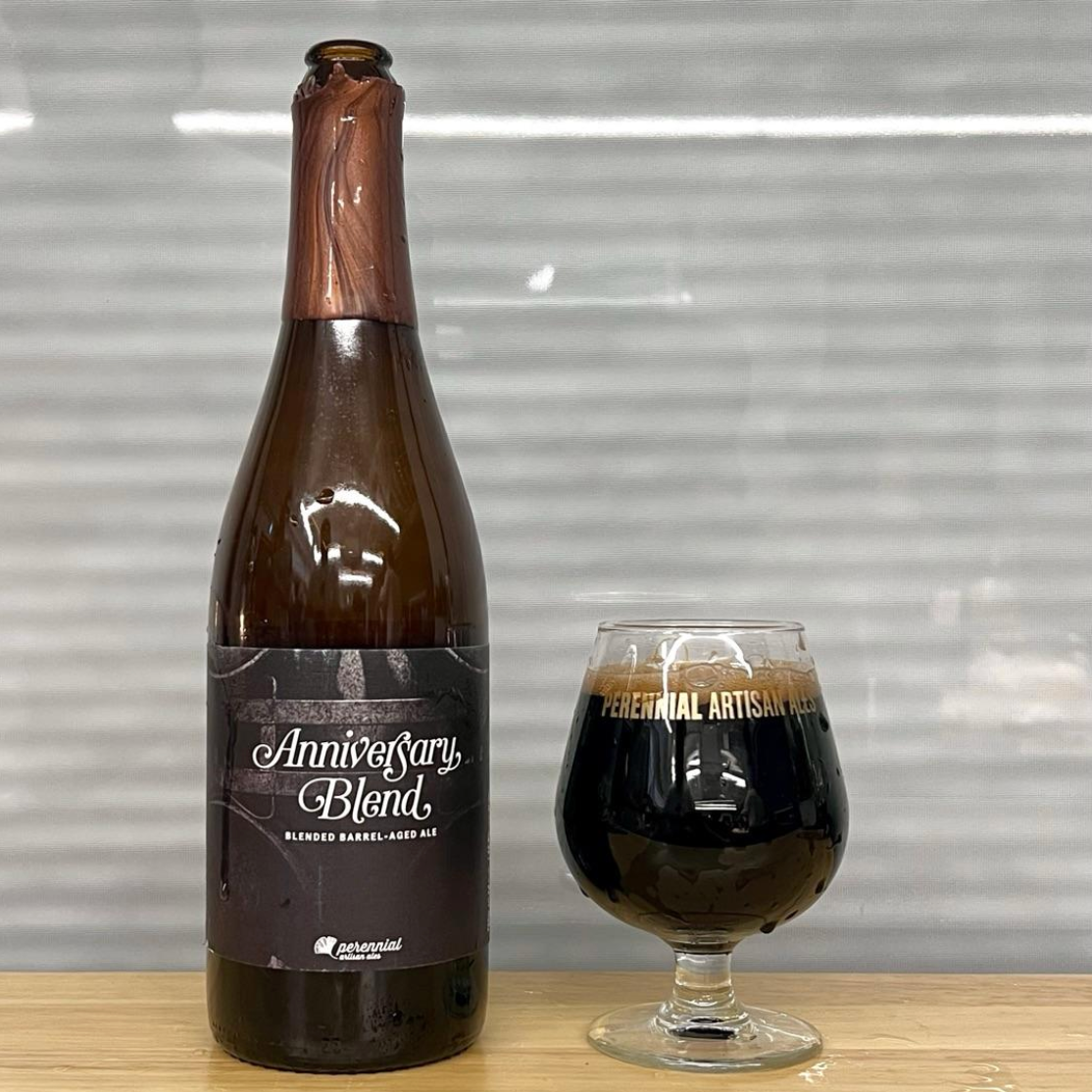 Perennial Artisan Ales – Anniversary Blend (2026)

ABV: 13,9 % | Stil: Barrel Aged Imperial Stout | Untappd: 4,37

Anniversary Blend er Perennials årlige prestigeudgivelse, hvor bryggeriet samler nogle af de bedste fade fra kælderen og skaber et særligt blend til fejringen af endnu et år. 2026-udgaven er en massiv barrel aged imperial stout med enorm dybde, kompleksitet og en imponerende balance mellem fad, malt og alkohol.