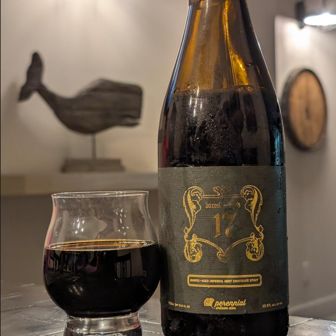 Perennial Artisan Ales – Barrel-Aged 17 (2025)
ABV: 12,6 % | Stil: Barrel-Aged Imperial / Double Pastry Stout | Untappd: 4,37

En dekadent barrel-aged stout fra Perennial Artisan Ales, hvor mørk chokolade, ristede cacao-nibs og et strejf af mint står i centrum i et stort og komplekst dessertudtryk.