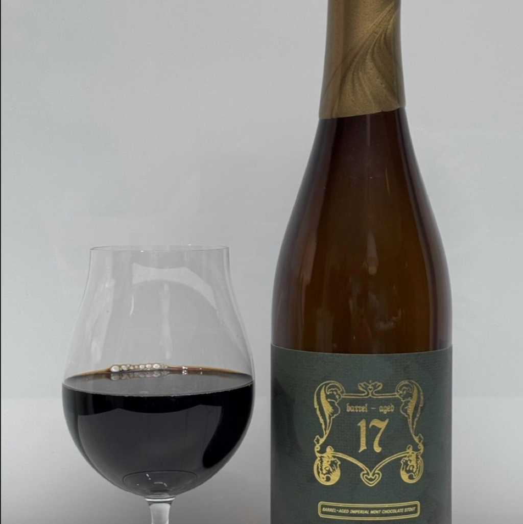 Perennial Artisan Ales – Barrel-Aged 17 (2025)
ABV: 12,6 % | Stil: Barrel-Aged Imperial / Double Pastry Stout | Untappd: 4,37

En dekadent barrel-aged stout fra Perennial Artisan Ales, hvor mørk chokolade, ristede cacao-nibs og et strejf af mint står i centrum i et stort og komplekst dessertudtryk.