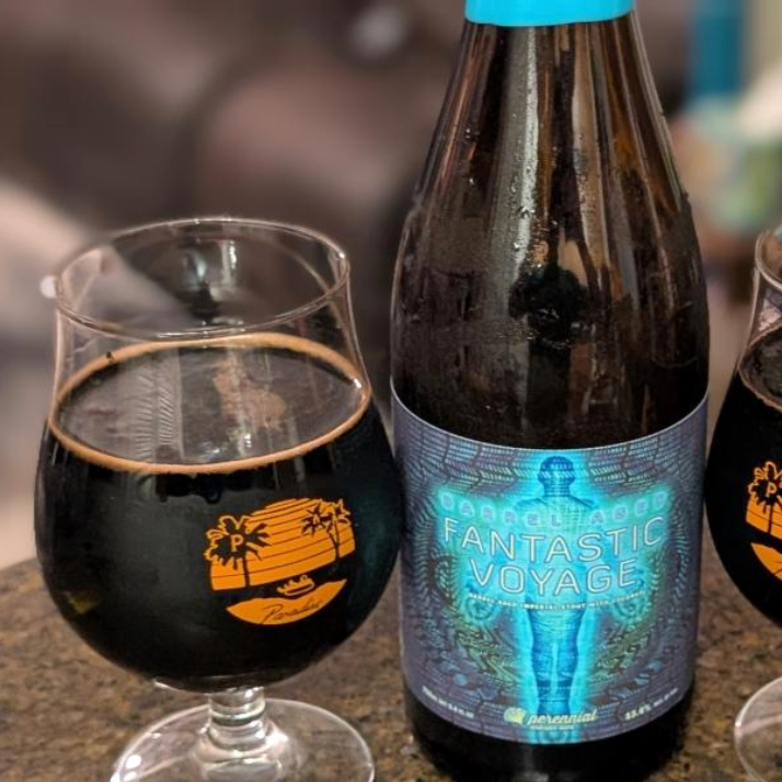 Perennial Artisan Ales – Barrel-Aged Fantastic Voyage (2025)
ABV: 13,4 % | Stil: Imperial / Double Pastry Stout | Untappd: 4,55

En dekadent og massiv barrel-aged imperial stout fra et af USA’s mest anerkendte mikrobryggerier, hvor intens sødme, kokos og fadlagring mødes i et komplekst og elegant dessertudtryk.