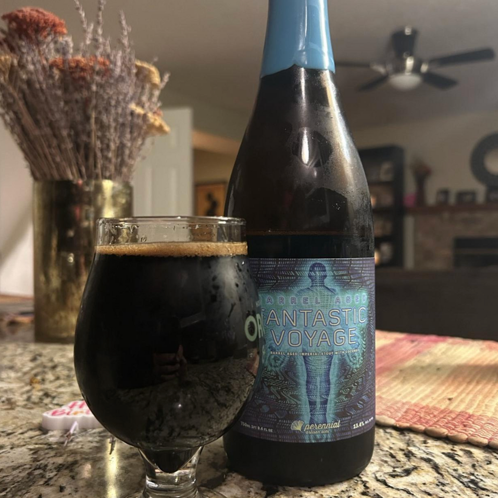 Perennial Artisan Ales – Barrel-Aged Fantastic Voyage (2025)
ABV: 13,4 % | Stil: Imperial / Double Pastry Stout | Untappd: 4,55

En dekadent og massiv barrel-aged imperial stout fra et af USA’s mest anerkendte mikrobryggerier, hvor intens sødme, kokos og fadlagring mødes i et komplekst og elegant dessertudtryk.