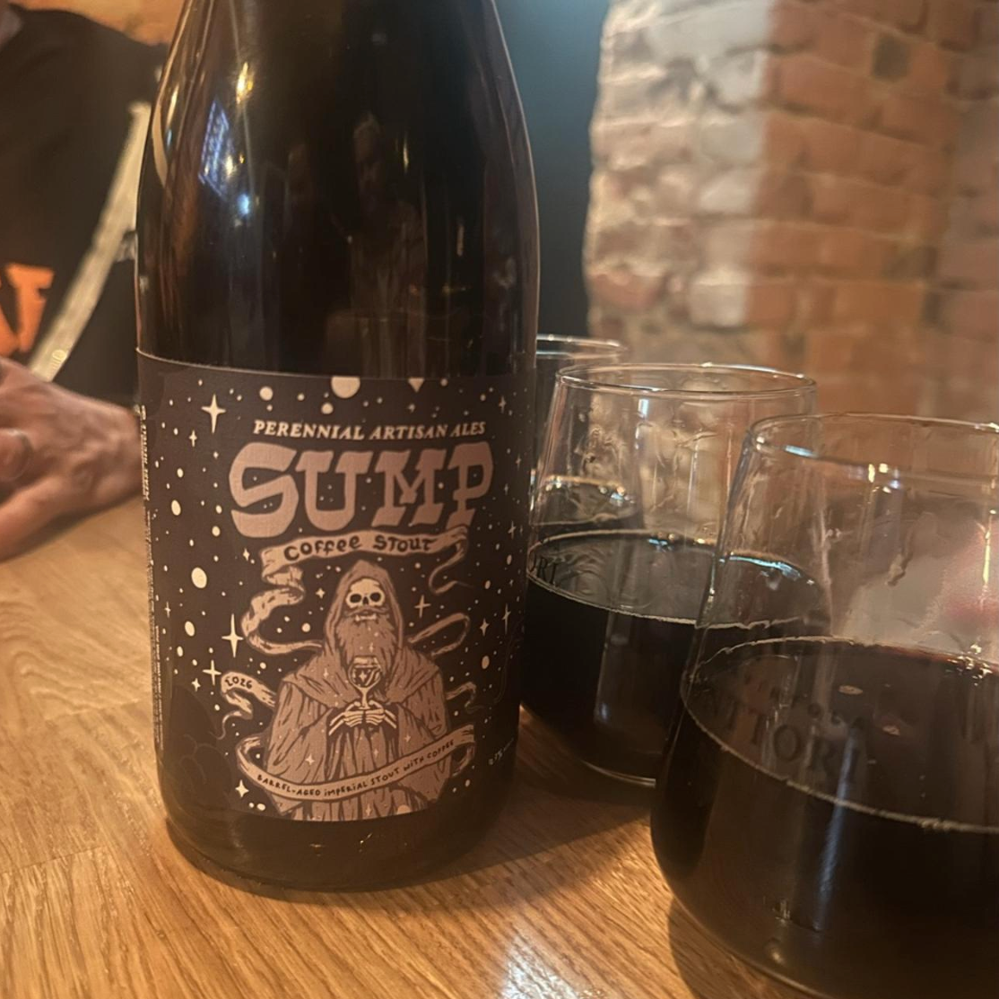 Perennial Artisan Ales – Barrel-Aged Sump (2026)

ABV: 12,7 % | Stil: Barrel Aged Imperial Coffee Stout | Untappd: 4,45

Barrel-Aged Sump er en af de mest ikoniske kaffe-stouts fra USA. 2026-udgaven har tilbragt hele 33-36 måneder på Wild Turkey Rare Breed- og Weller Bourbon-fade, inden den er blevet blendet med specialristet kaffe fra Sump Coffee. Årets blend er lavet med Colombia og Excelso kaffebønner, hvilket giver en enorm dybde og kompleksitet.