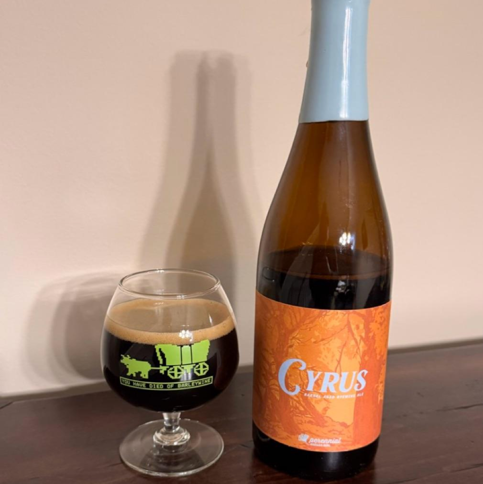 Perennial Artisan Ales – Cyrus (2025)

ABV: 12,3 % | Stil: Rye Wine (Barrel Aged) | Untappd: 4,36

En massiv og fadlagret rye wine fra Perennial, lagret hele 27 måneder på Willett rye whiskeyfade. Det giver en tung, sød og krydret profil med tydelig spirituskarakter og vinøs dybde.