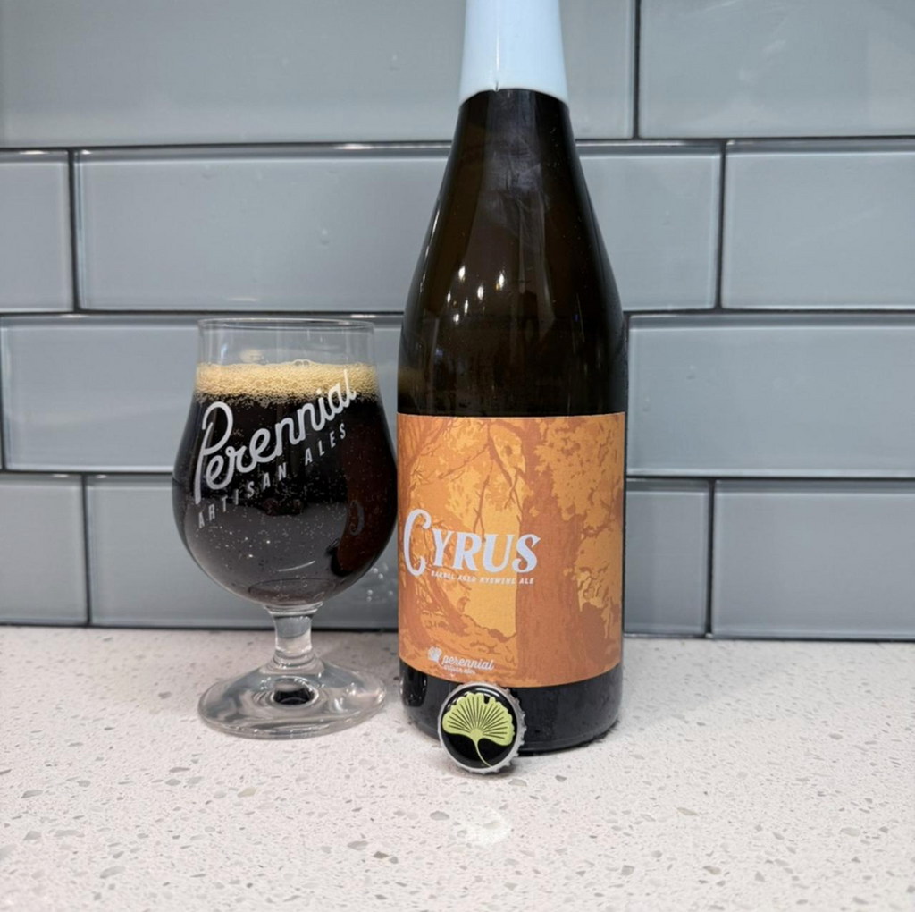 Perennial Artisan Ales – Cyrus (2025)

ABV: 12,3 % | Stil: Rye Wine (Barrel Aged) | Untappd: 4,36

En massiv og fadlagret rye wine fra Perennial, lagret hele 27 måneder på Willett rye whiskeyfade. Det giver en tung, sød og krydret profil med tydelig spirituskarakter og vinøs dybde.
