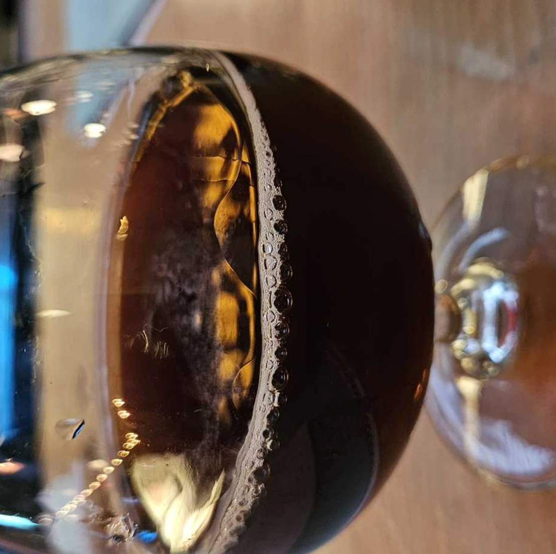 Perennial Artisan Ales – Devil’s Heart Of Gold

ABV: 10,0 % | Stil: Wheat Wine (Barrel Aged) | Untappd: 4,30

En fadlagret wheat wine fra Perennial, altså “vin-udgaven” af øl, brygget på hvede og lagret på bourbonfade. Mindre stout, mere malt, karamel og vinøs dybde.