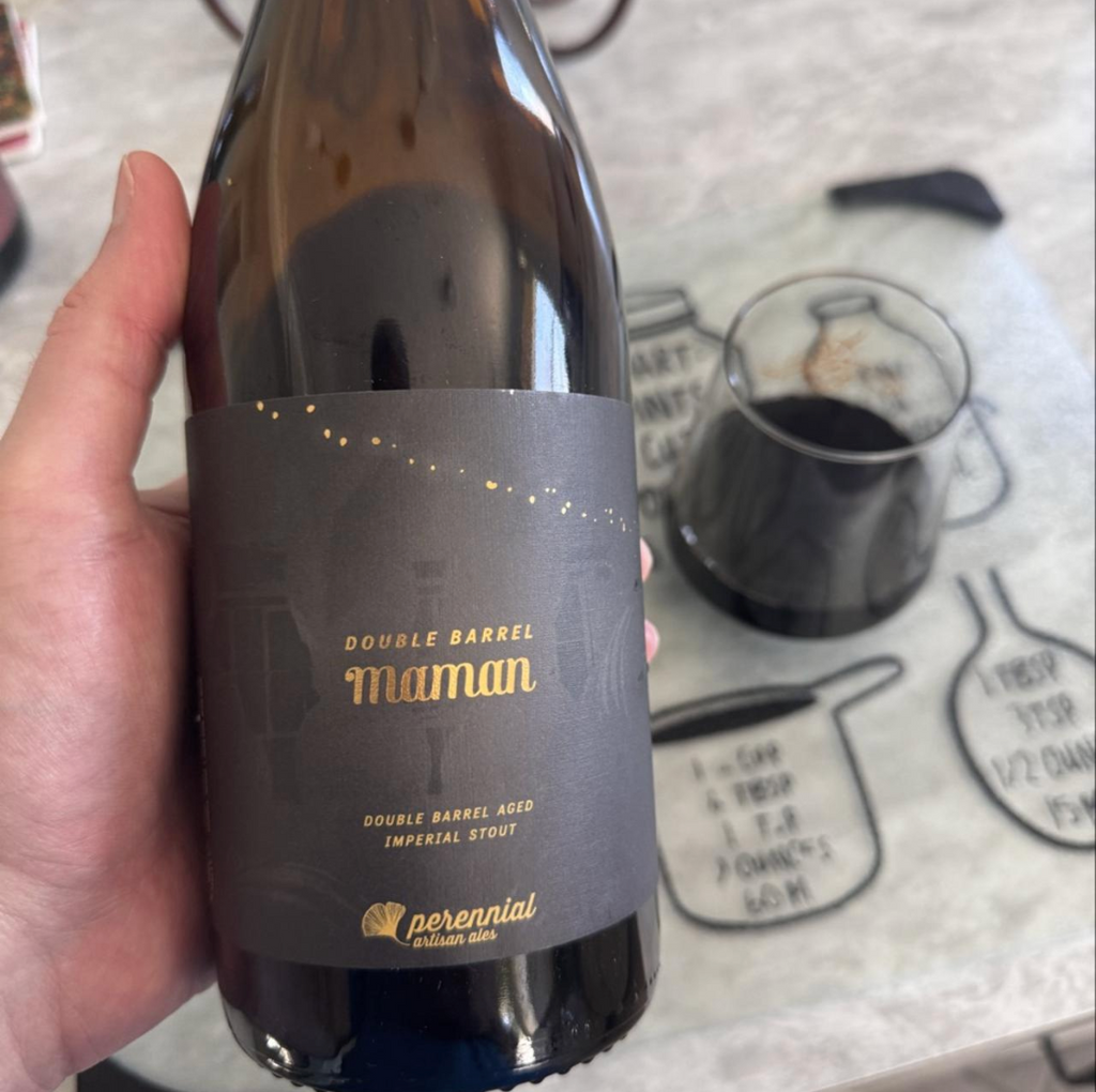 Perennial Artisan Ales – Double Barrel Maman (2025)

ABV: 15,0 % | Stil: Stout – Imperial / Double (Barrel Aged) | Untappd: 4,56

En ekstremt tung og kompleks double barrel aged version af Maman. Først lagret ca. 29 måneder på Elijah Craig og Weller bourbonfade og derefter yderligere lagring på Willett fade. Hvilket giver en dyb, lagdelt og meget fad-drevet stout.