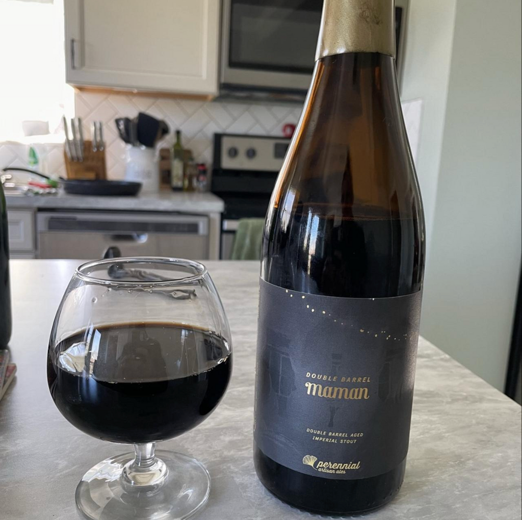 Perennial Artisan Ales – Double Barrel Maman (2025)

ABV: 15,0 % | Stil: Stout – Imperial / Double (Barrel Aged) | Untappd: 4,56

En ekstremt tung og kompleks double barrel aged version af Maman. Først lagret ca. 29 måneder på Elijah Craig og Weller bourbonfade og derefter yderligere lagring på Willett fade. Hvilket giver en dyb, lagdelt og meget fad-drevet stout.