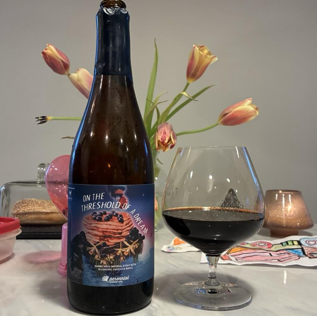 Perennial Artisan Ales – On The Threshold Of A Dream (2025)

ABV: 13,5 % | Stil: Stout – Imperial / Double Pastry (Barrel Aged) | Untappd: 4,32

En collaboration med Moksa Brewing og en tung, dessertdrevet barrel aged stout. Brygget til at smage som blåbærpandekager med chokolade og det er ret spot on.